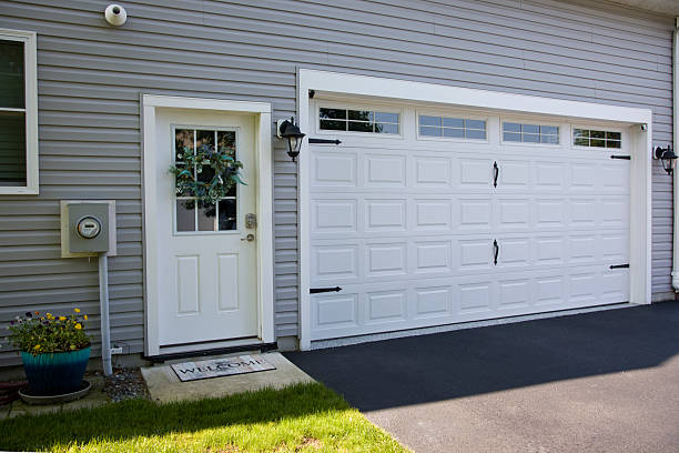 24/7 Emergency Garage Door Panel Replacement experts in Beardstown, IL